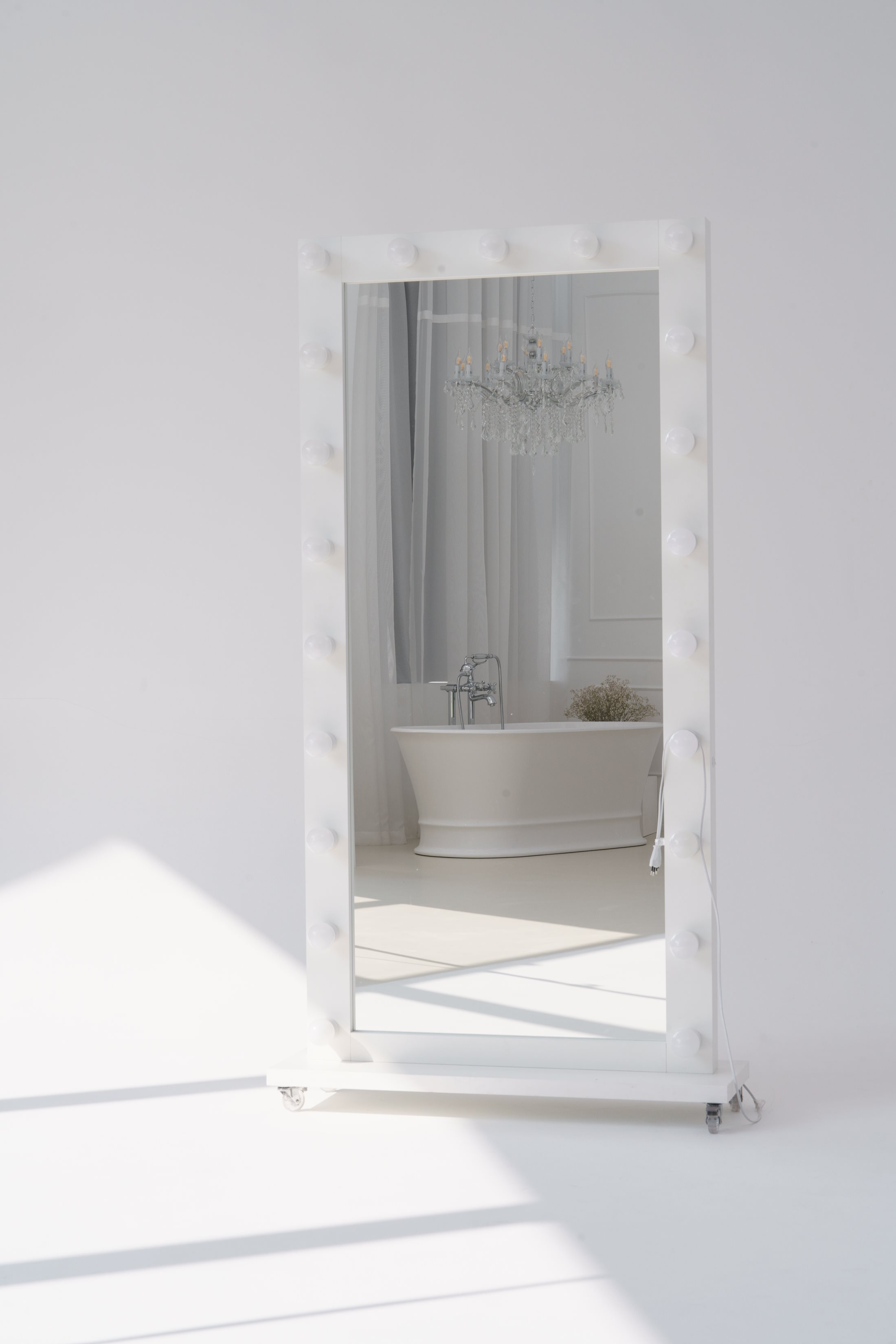 Baltas veidrodis su lemputėmis ant ratukų