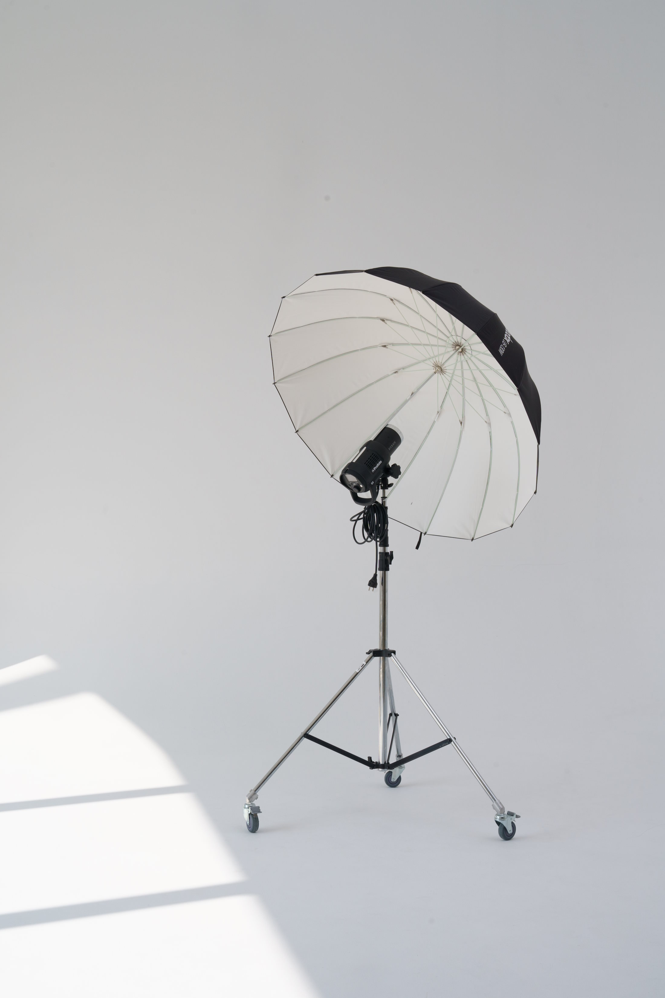 Parabolinis baltas ir sidabrinis skėtis