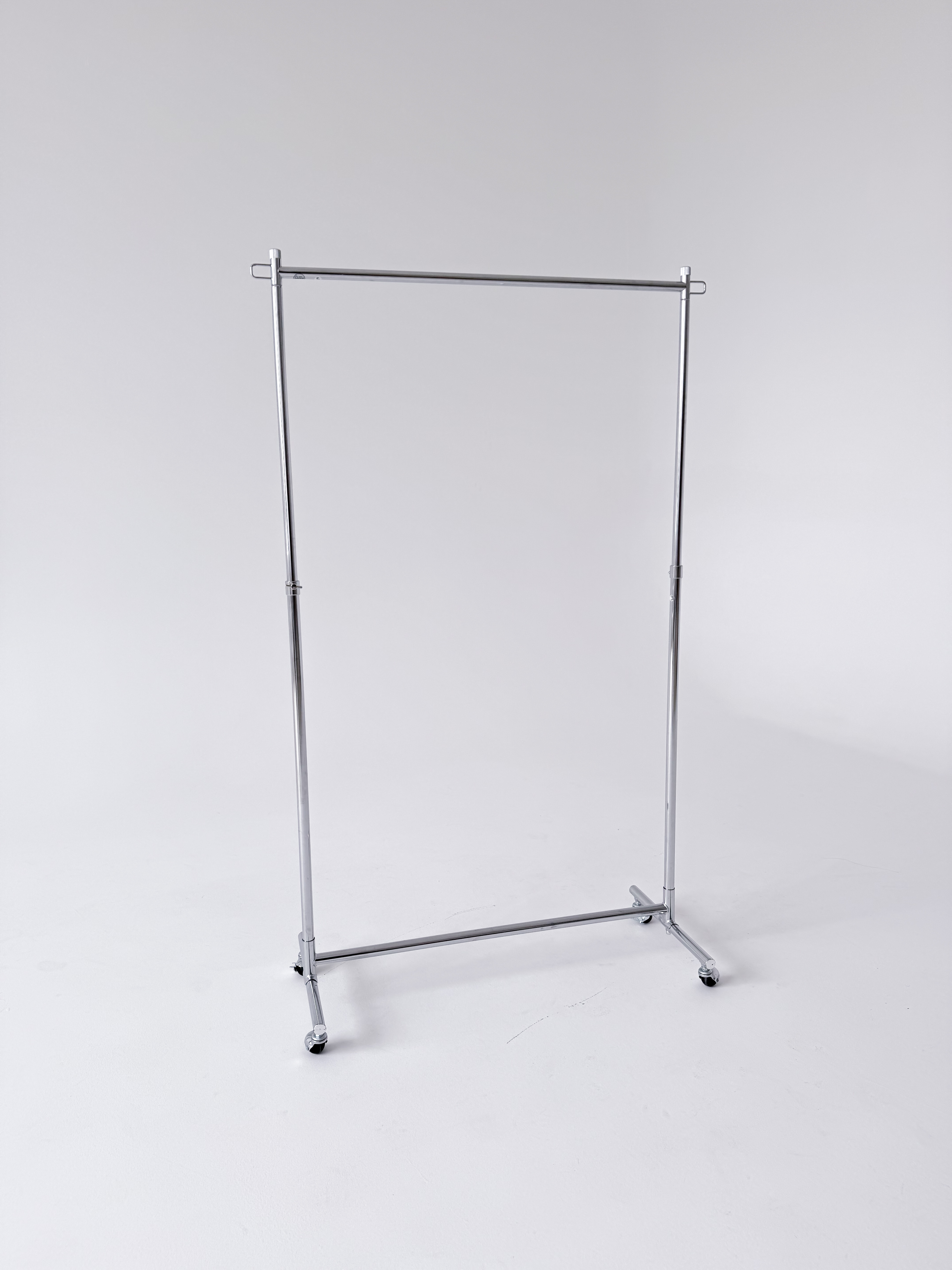 Rūbų kabykla ant ratukų