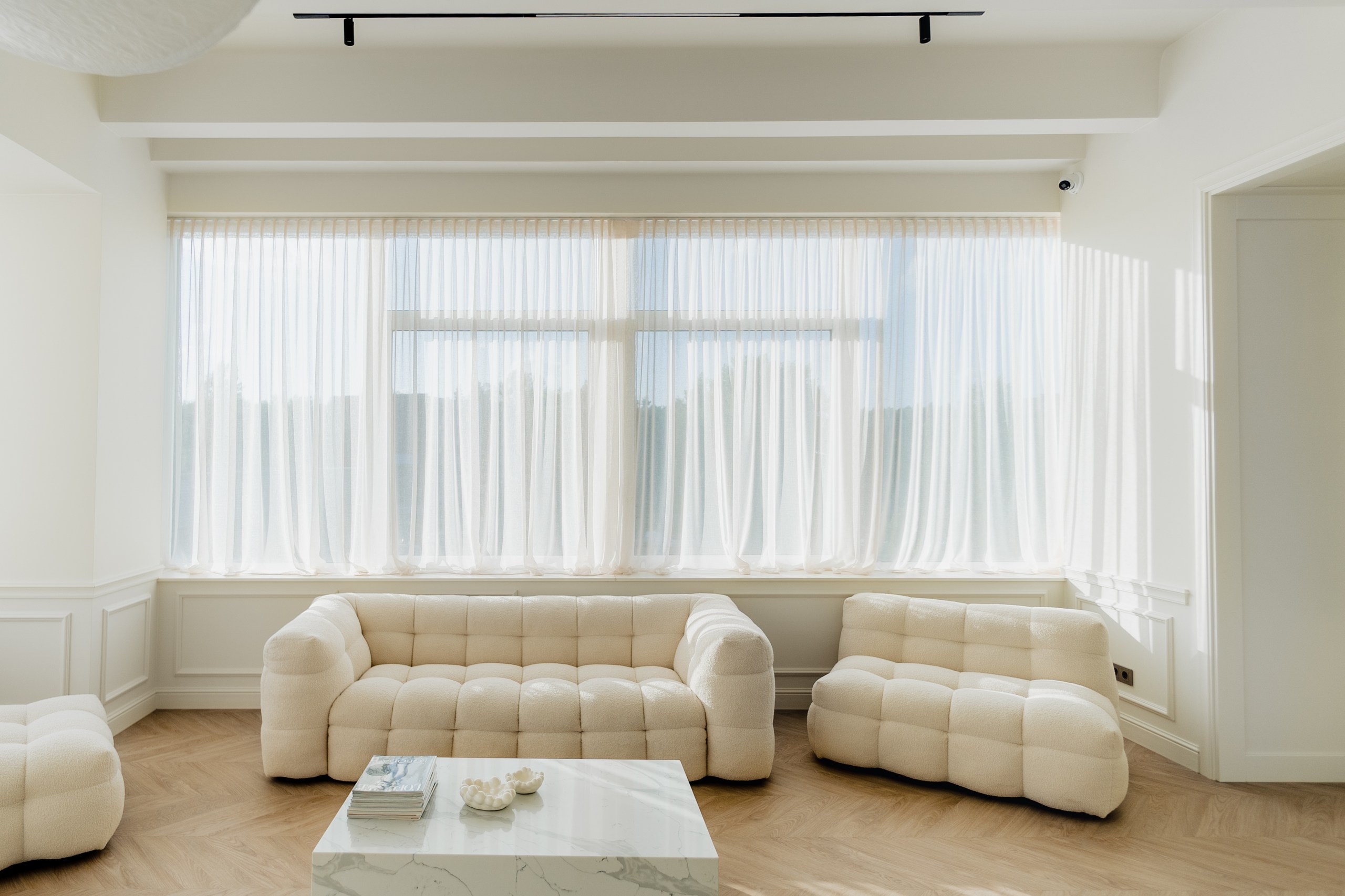 Minkštų baldų komplektas ir žurnalinis staliukas