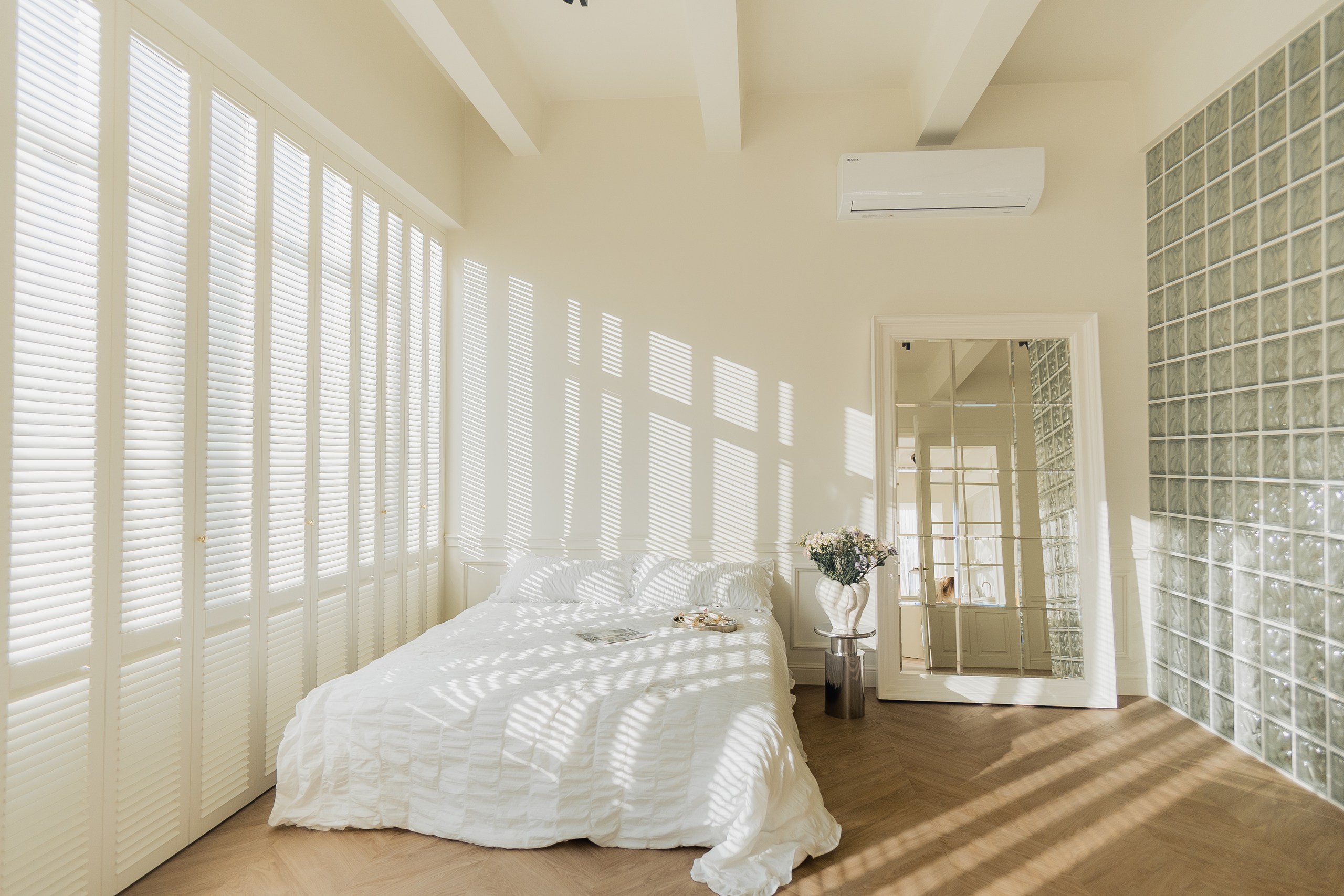 Lova ir didelis veidrodis